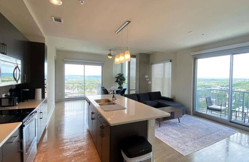 West End Apartment | Fantastic 2-bedroom Austin Downtown. W/Pool