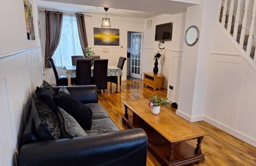 Chatham House | Fantastic 3 bedrooms with WiFi and Free Parking