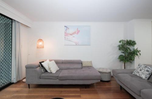 Pyrmont Apartment | Fantastic 3BR Apt with Parking & Darling Harbour - 10 mins walk