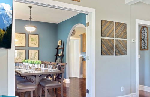 Crosby House | Fantastic 5-bedroom house, sleeps 12 comfortably, just 2 blocks to trailhead!