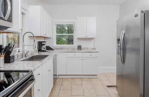 Appleton House | Fantastic 5 bedroom on Franklin!