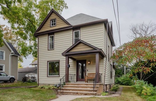 Appleton House | Fantastic 5 bedroom on Franklin!