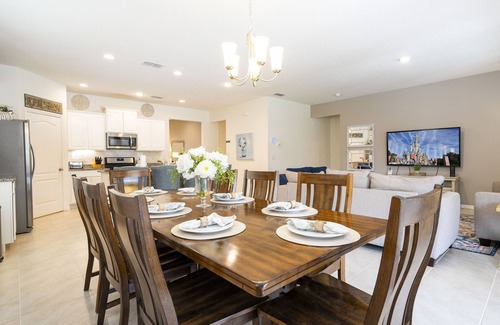 Loughman House | Fantastic 6 Bedroom Near Disney | Solterra Resort
