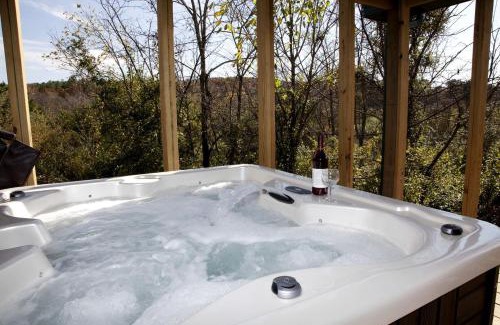 Equality House | Fantastic Cabin with Fireplace and Hot-tub in Herod, Illinois