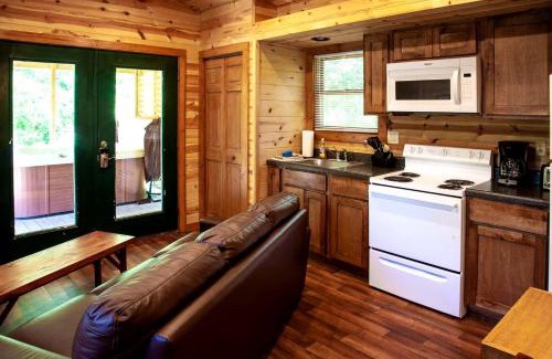Equality House | Fantastic Cabin with Fireplace and Hot-tub in Herod, Illinois