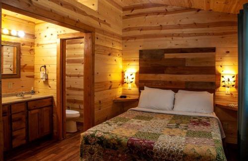 Equality House | Fantastic Cabin with Fireplace and Hot-tub in Herod, Illinois