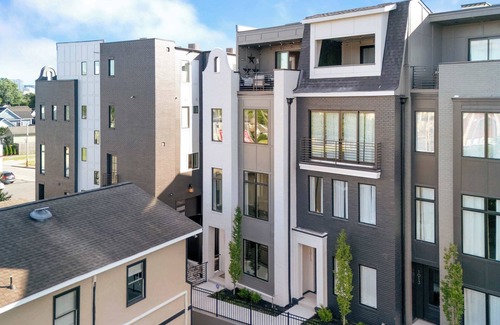 Buena Vista House | Fantastic Elegance Rooftop Views of Nashville!