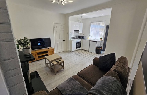South Hornchurch Apartment | Fantastic Four Apartments, 20 minutes train ride to central London