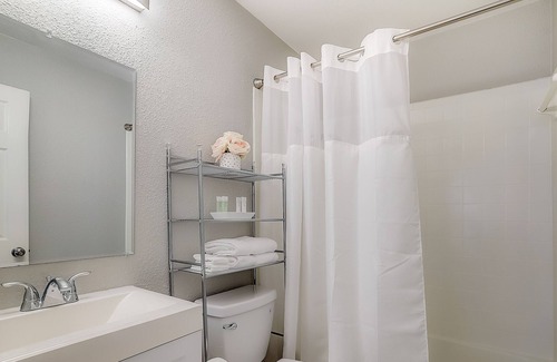 Milwood House | Fantastic getaway near downtown with free WiFi, backyard, Central AC & W/D