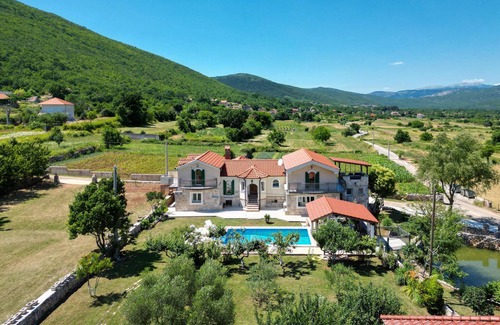 Dicmo House | Fantastic holiday home with pool in the hinterland of Split, situated on a large plot.