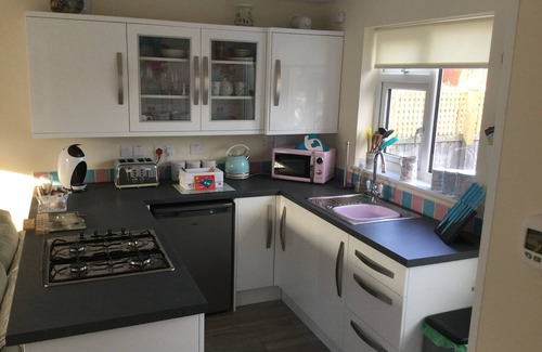 Sandown House | FANTASTIC Holiday home in Sandown (Private Entrance) near to beach with garden