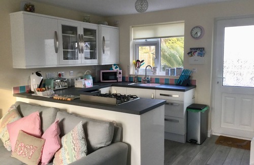 Sandown House | FANTASTIC Holiday home in Sandown (Private Entrance) near to beach with garden