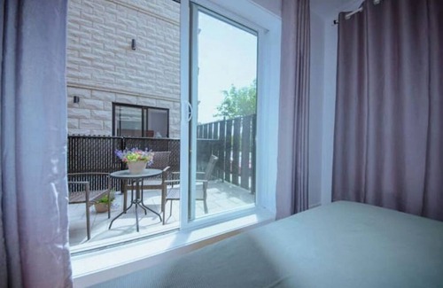 Cote-Des-Neiges—Notre-Dame-De-Grace House | ★Fantastic*Private terrace* Queen Bed* 24/7Gym★