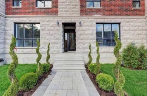 Cote-Des-Neiges—Notre-Dame-De-Grace House | ★Fantastic*Private terrace* Queen Bed* 24/7Gym★