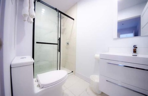 Cote-Des-Neiges—Notre-Dame-De-Grace House | ★Fantastic*Private terrace* Queen Bed* 24/7Gym★