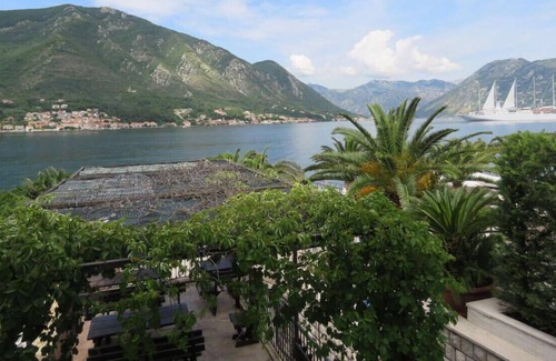 Dobrota Apartment | Fantastic Seaside Apartment in Dobrota for 7 people with fantastic view