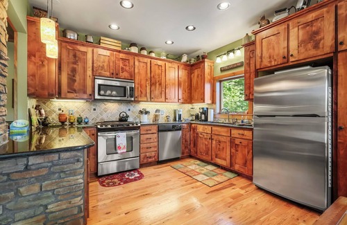 Buck Mountain House | Fantastic Views, Custom 5 BR Home, 5 min to Town, Shopping, Dining, Hiking, More