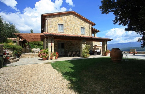 Talla Villa | Fantastic villa with private swimming pool and tennis court in Tuscany