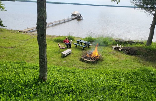Gould City Cabin | Far Cast Lodge aka the Whitetail-lakefront, privacy & old-time charm - Curtis MI
