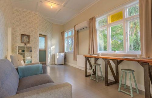 Pukehangi House | Farm Cottage just 10min from the City
