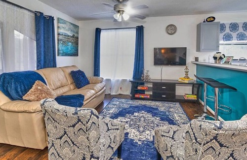 Durant House | Farm House Retreat - Park your RV - Camp in Style!