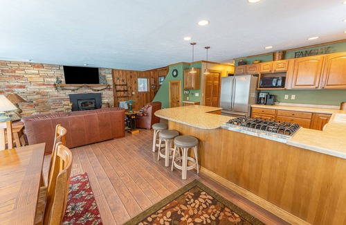 Grand Marais House | Farmer Lake Lodge: Fall Adventures Begin Here – Scenic Drives, Bonfires & More!