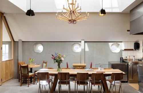 Woudsend House | Farmhouse by Frisian Lakes with Private Mooring
