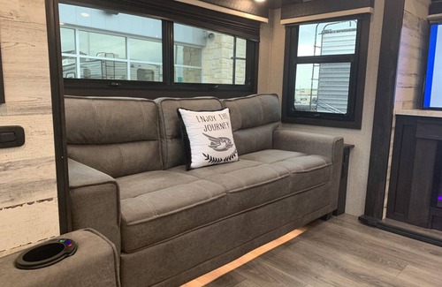 Perrytown House | Farmhouse Camper For Rent
