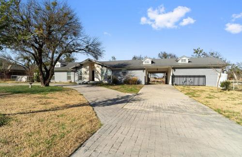 Sachse House | Farmhouse getaway with 3-acres of land