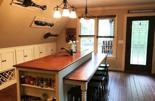 Gainesville House | Farmhouse in a Peaceful Paradise with Huge Hot tub