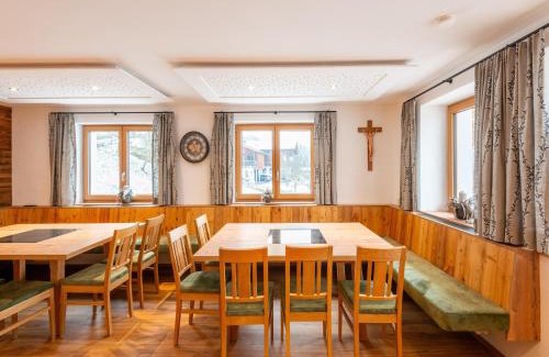 Bramberg am Wildkogel House | Farmhouse in Bramberg with Sauna & Ski Access