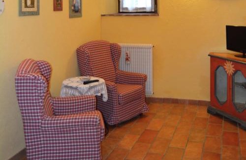 Monteluiano House | Farmhouse in hilly area in Gubbio with pool