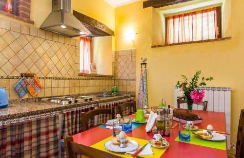 Monteluiano House | Farmhouse in hilly area in Gubbio with pool