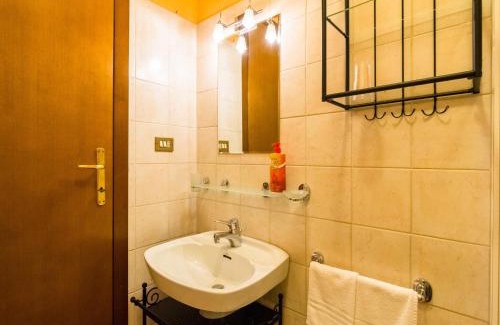 Monteluiano House | Farmhouse in hilly area in Gubbio with pool