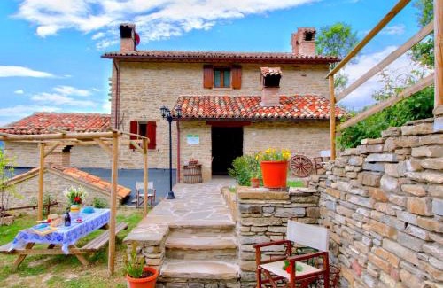 Mercatello sul Metauro House | Farmhouse in Marche with Pool and Views
