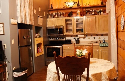 San Augustine Bed & Breakfast | Farmhouse in the Pineywoods - King Bed