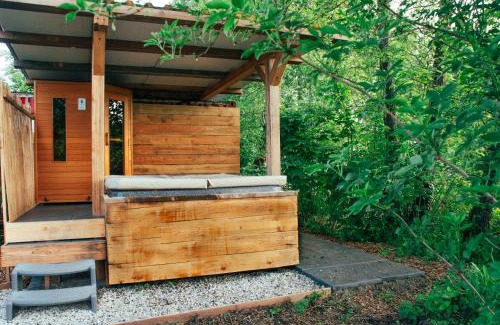 Portengen House | Farmhouse, Jacuzzi, Sauna, BBQ grill & Garden, Sleeps 24