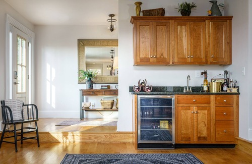 Winchester House | Farmhouse living within sight of Lexington - Horse Paddock available