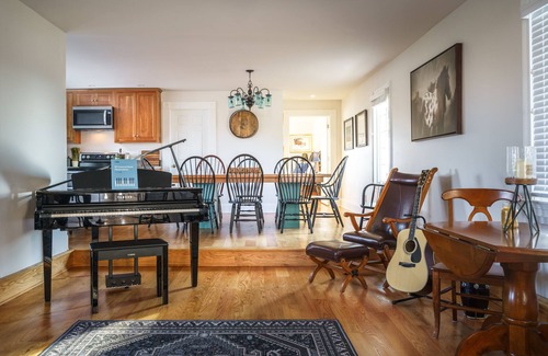 Winchester House | Farmhouse living within sight of Lexington - Horse Paddock available