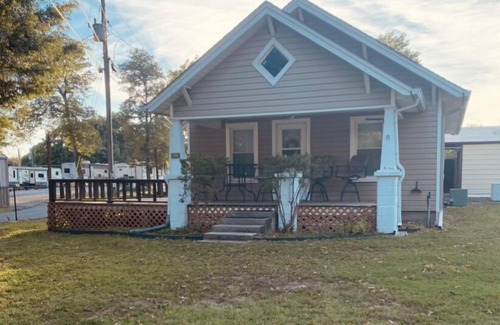 Cleora House | Farmhouse on Grand with lake view!