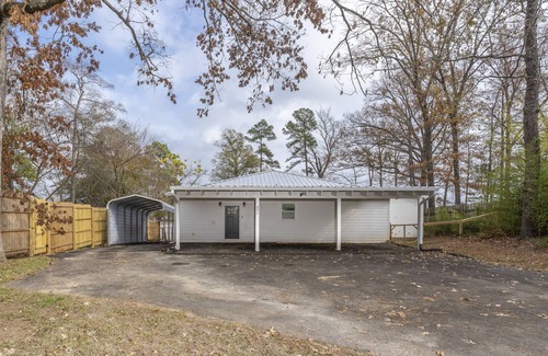 Cason House | Farmhouse on the Lake - Waterfront Lake of the Pines!