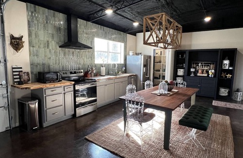 Oklahoma County Cabin | Farmhouse Retreat 2 bed 1 1/2 bath Arcadia