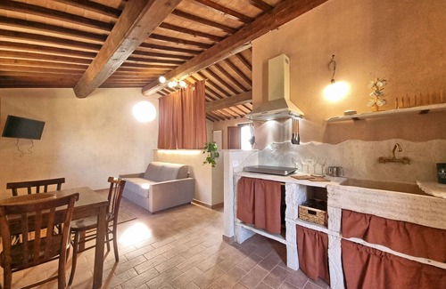 Gualdo Cattaneo Apartment | Farmhouse with panoramic views surrounded by forest in the center of Umbria