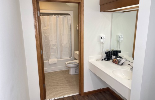 Shipshewana Hotel | Farmstead Inn & Conference Center