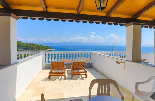 Gaios Apartment | Faros Dio: Gaios studio, sea views, private sun-loungers