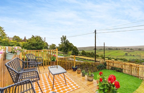 Oldfield Cottage | Farways Den is a quirky two-bedroom holiday home with stunning views of Worth Valley.