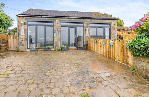 Oldfield Cottage | Farways Den is a quirky two-bedroom holiday home with stunning views of Worth Valley.