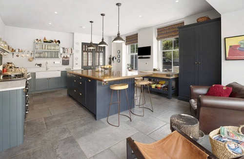 Dartmouth House | Farwell House - a house that sleeps 8 guests in 4 bedrooms