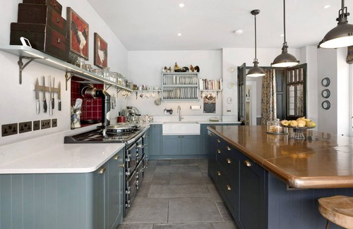 Dartmouth House | Farwell House - a house that sleeps 8 guests in 4 bedrooms