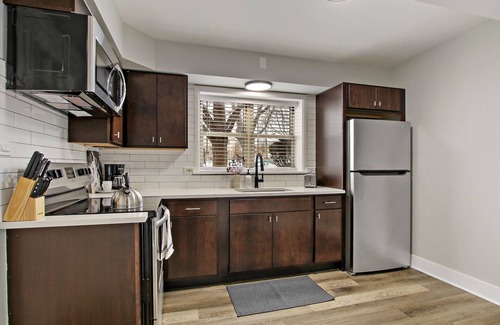 Skokie Apartment | Fascinating 1BR Apartment in Skokie